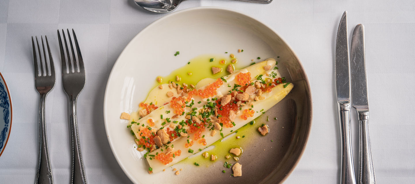 Vit sparris serveras med fiskrom