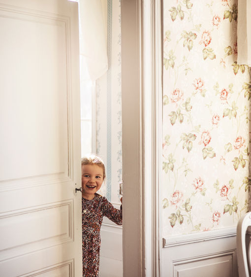 Ett barn kikar in genom dörren till en av salongerna