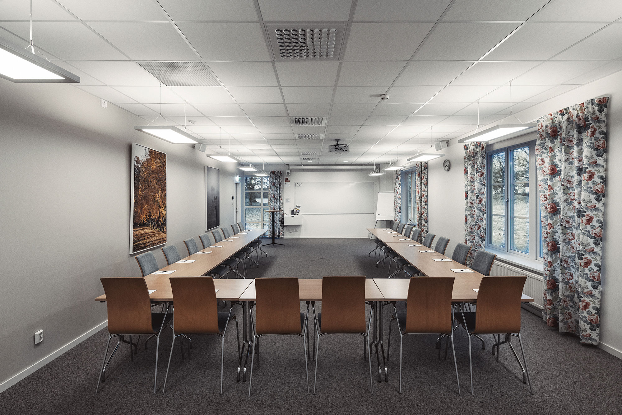 Rymligt konferensrum i U-sittning