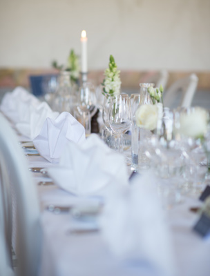 Uppdukat långbord för fest