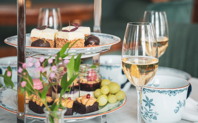 Afternoon tea på herrgården - fika och champagne
