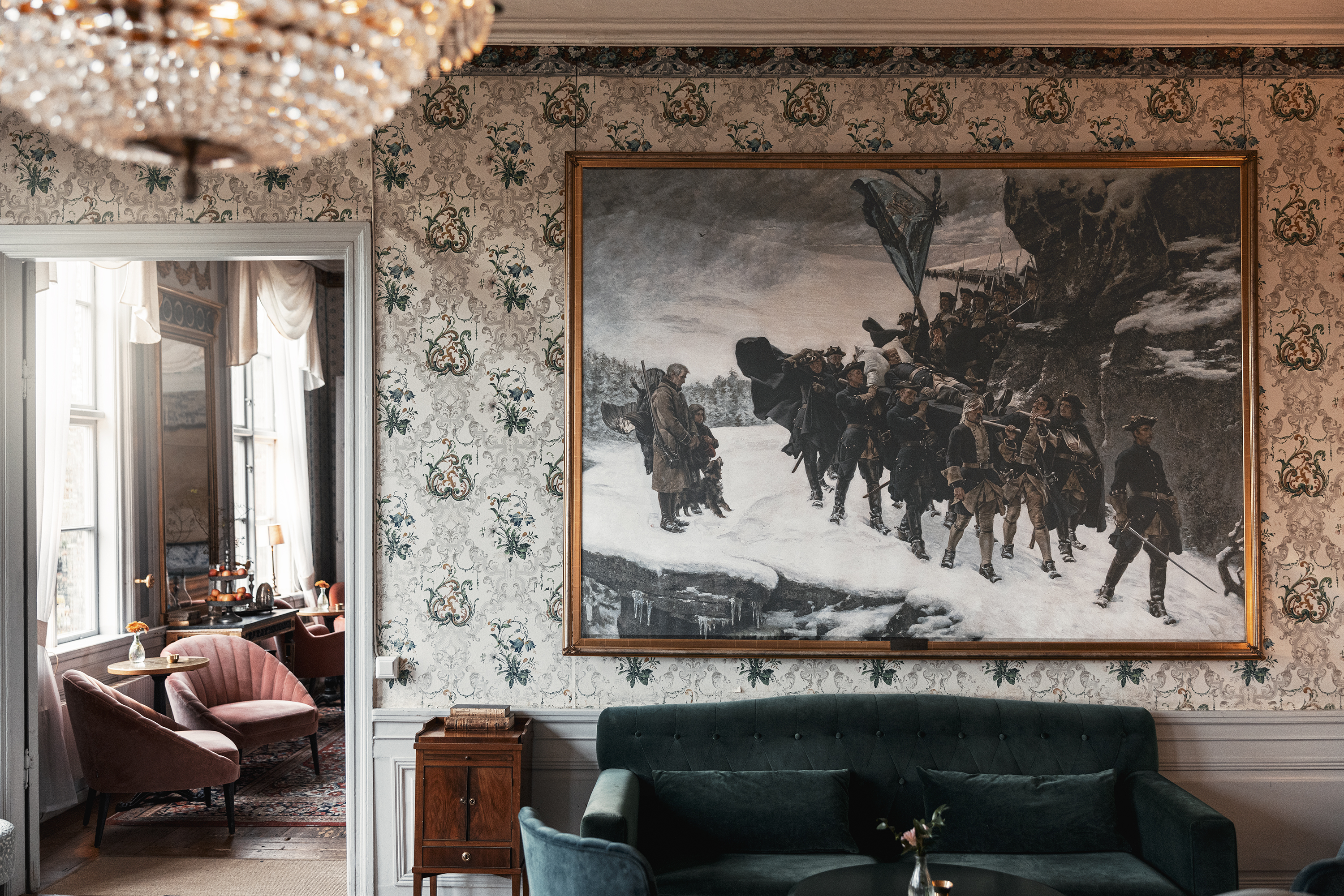 Historiska målningar hänger i herrgårdens salonger