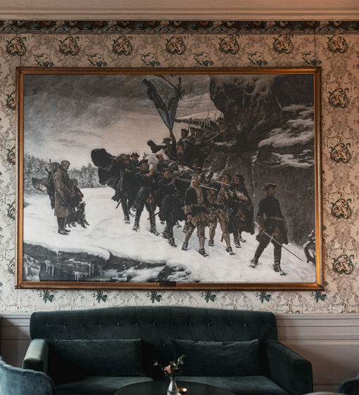 Historiska målningar hänger i herrgårdens salonger