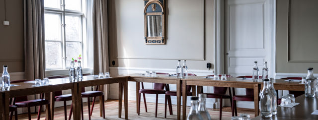 Konferensrum i herrgård, möblerad i U-sittning