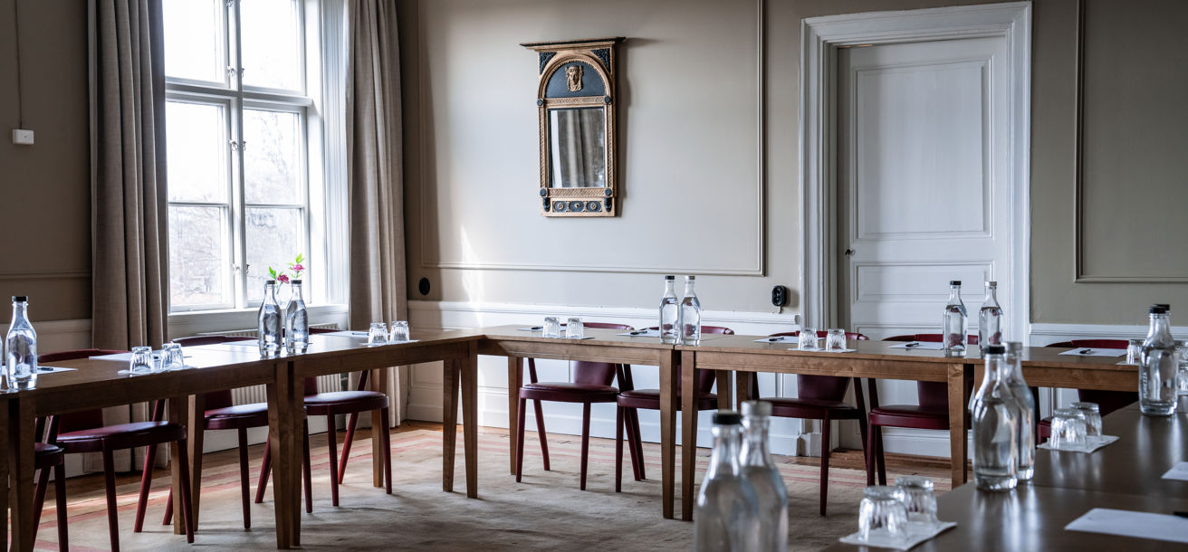Konferensrum i herrgård, möblerad i U-sittning