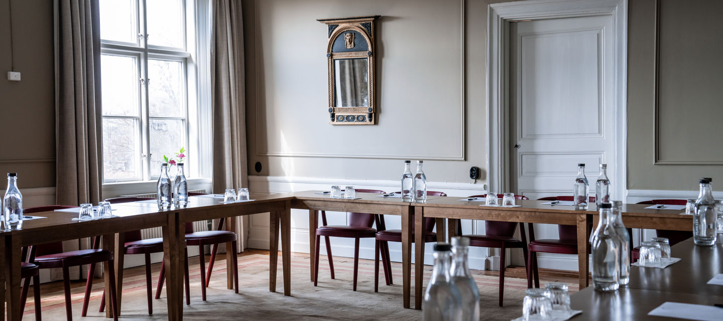 Konferensrum i herrgård, möblerad i U-sittning