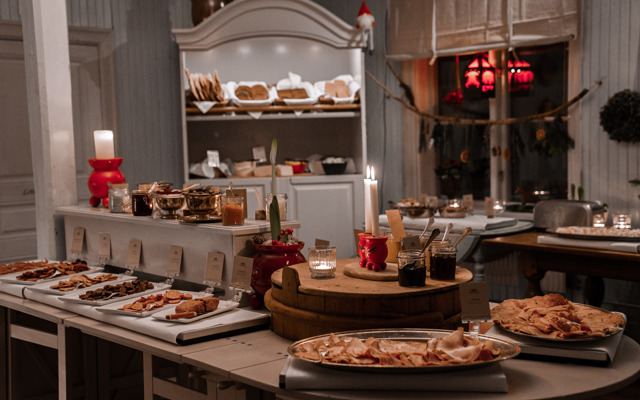 Julbord med klassiska och traditionella rätter