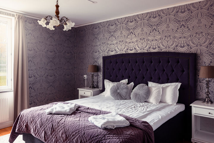 Sovrum i lila nyanser och fina blommiga tapeter