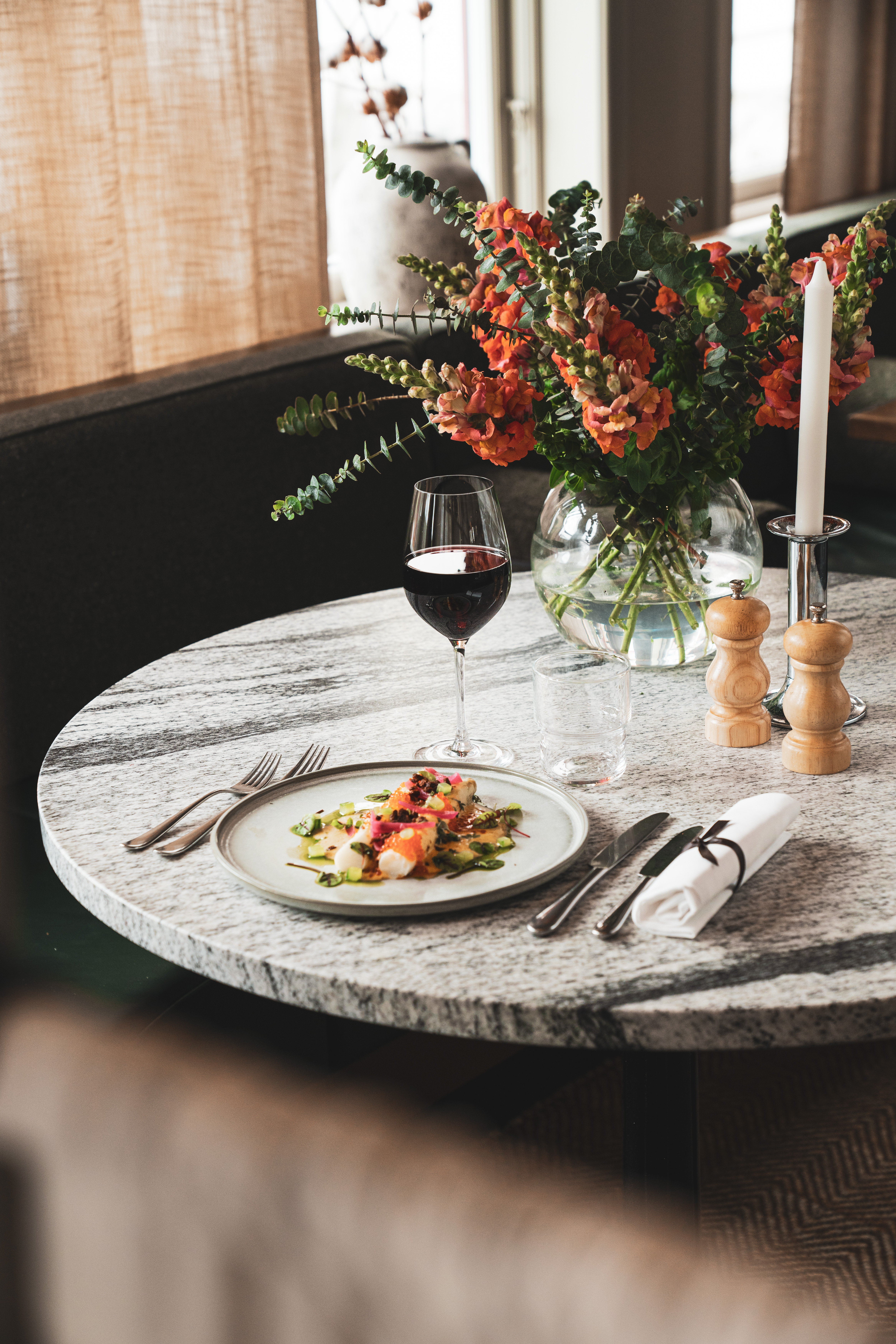 Vit sparris serveras med rött vin