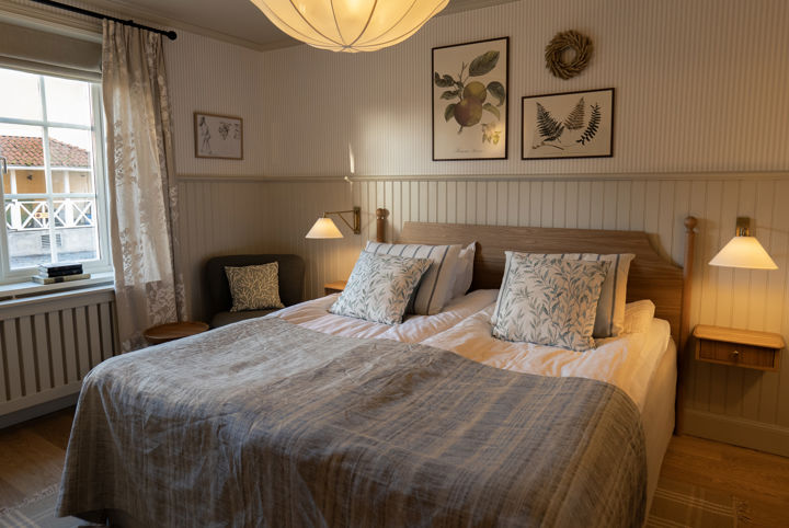 Rymligt rum på herrgård nära Uppsala