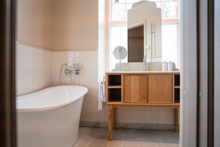 Vackert badrum med badkar på herrgård