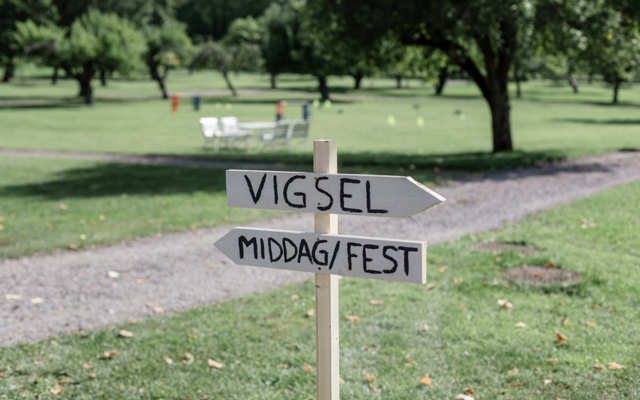 Skyltar som visar vart vigseln och middag/fest är