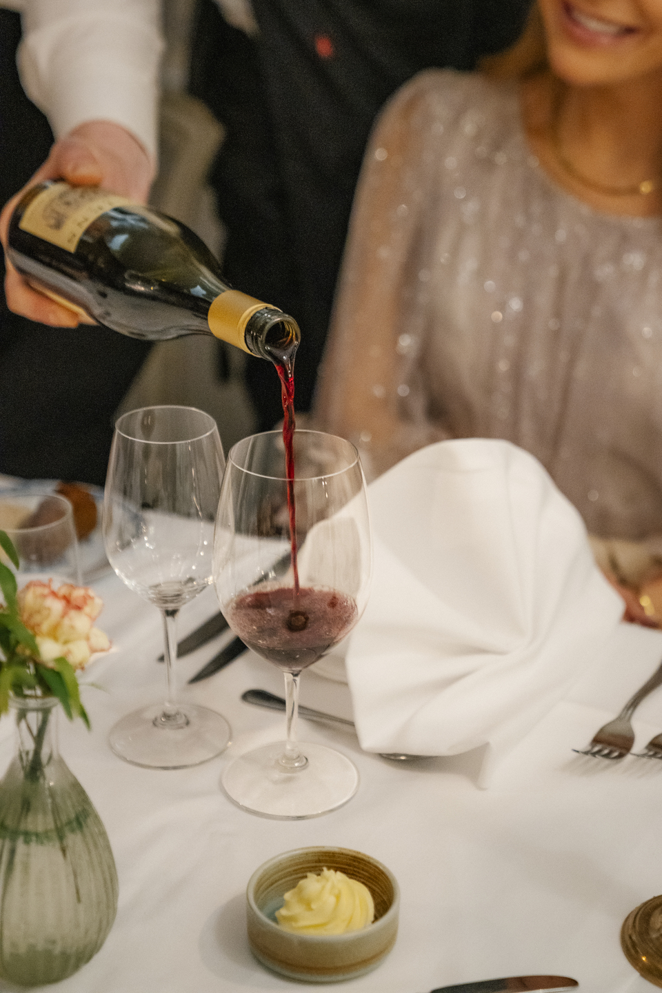 Rött vin serveras till middagen