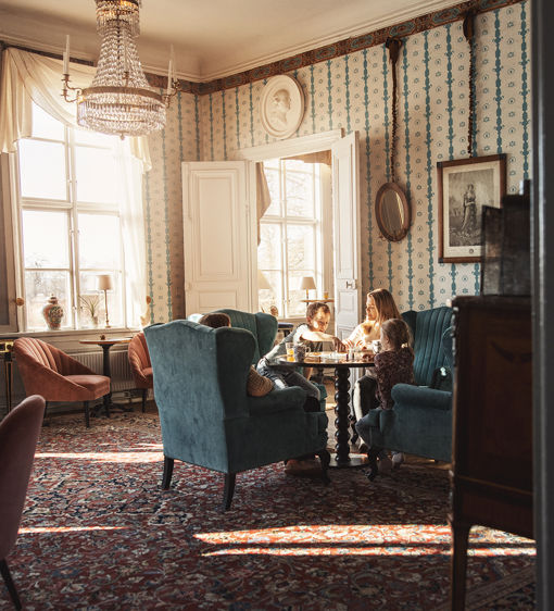 Familj spelar spel i salongerna