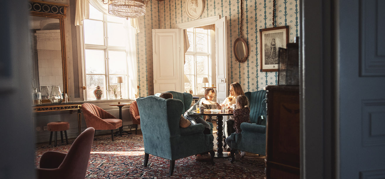 Familj spelar spel i salongerna
