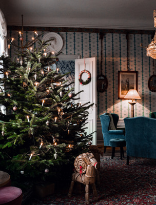 Julgran i vacker salong på herrgård