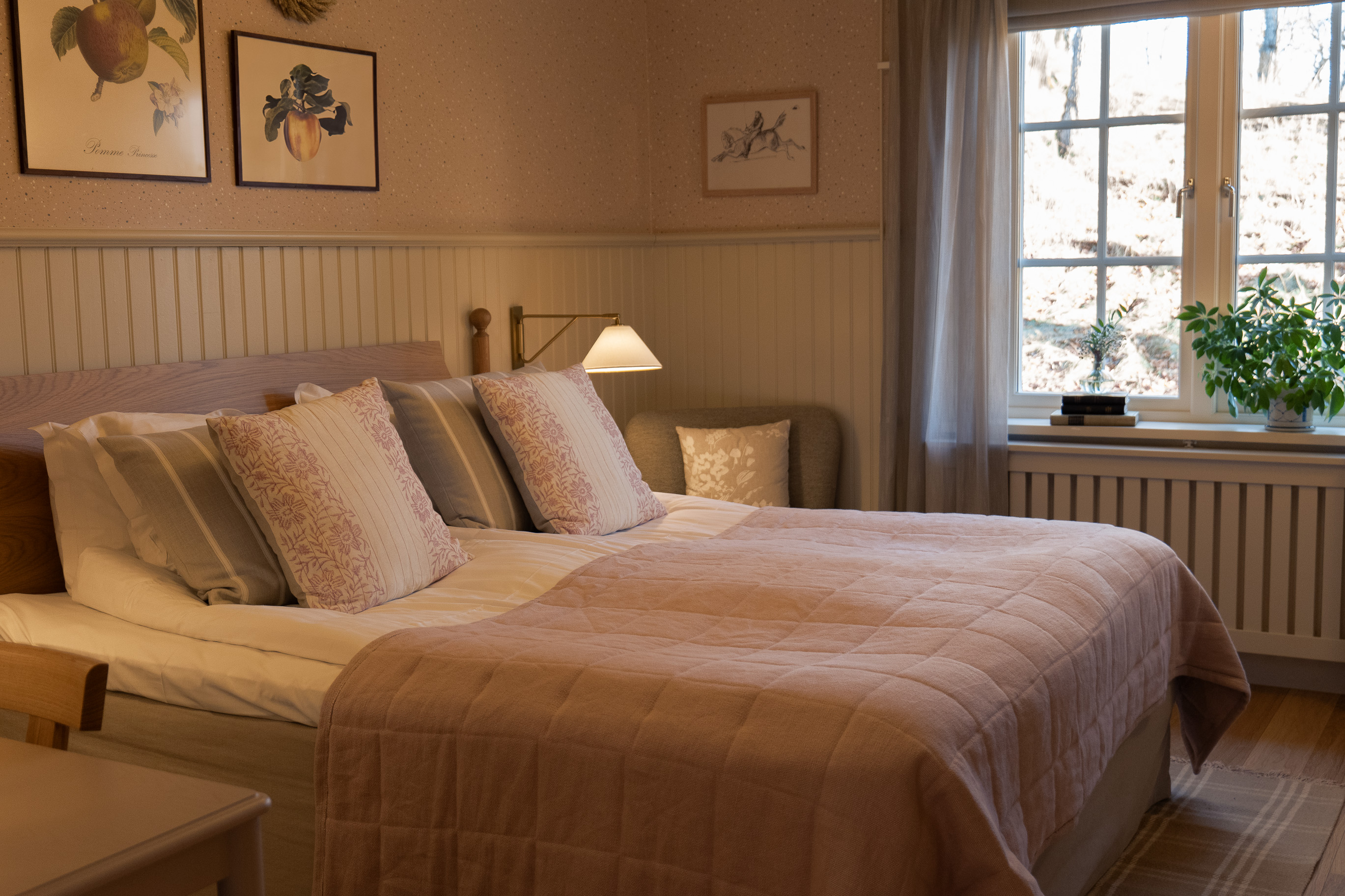 Rymligt hotellrum på herrgård