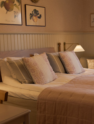 Rymligt hotellrum på herrgård