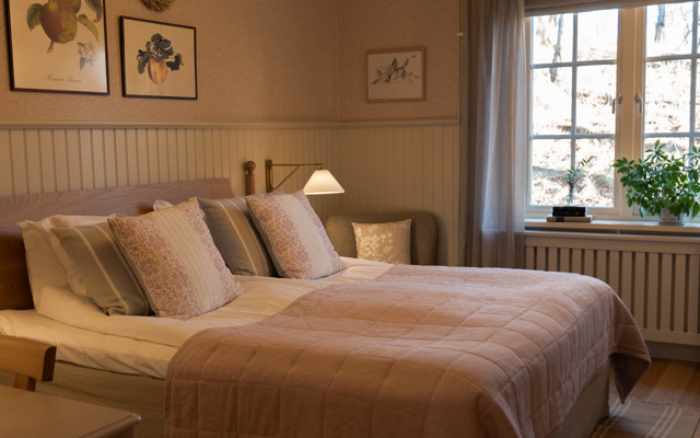 Rymligt hotellrum på herrgård