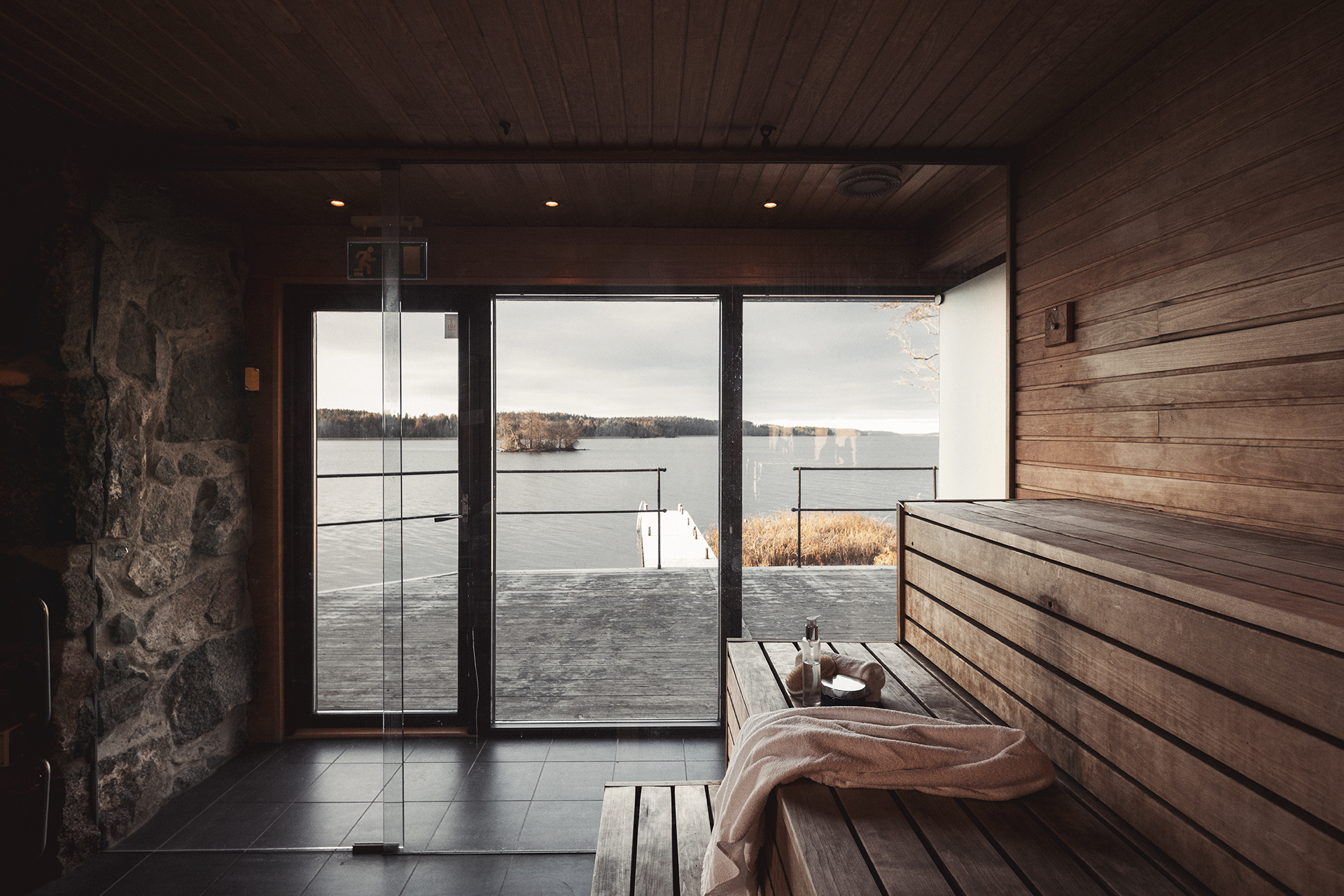 Vedeldad bastu med stora glasfönster och utsikt över Mälaren