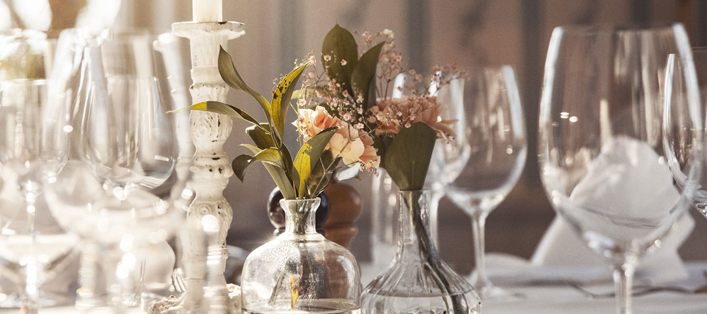 Dukat middagsbord med vackra detaljer av färska blommor