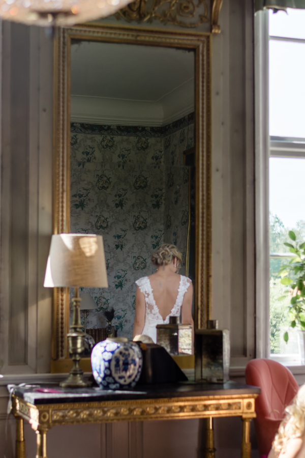 En brud speglas i en stor spegel