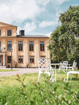 Herrgårdsbyggnaden en solig sommardag