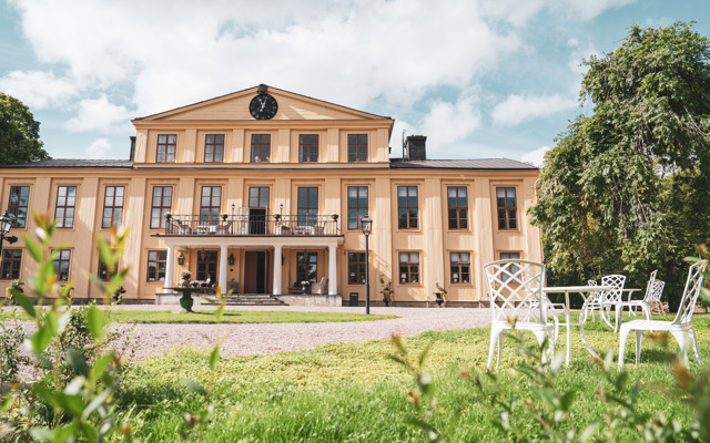 Herrgårdsbyggnaden en solig sommardag