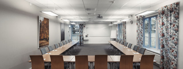 Rymligt konferensrum i U-sittning