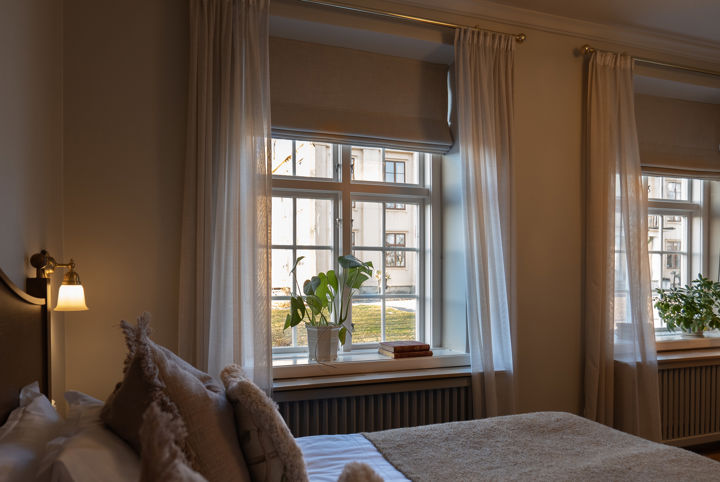 Rymligt hotellrum med stora fönster