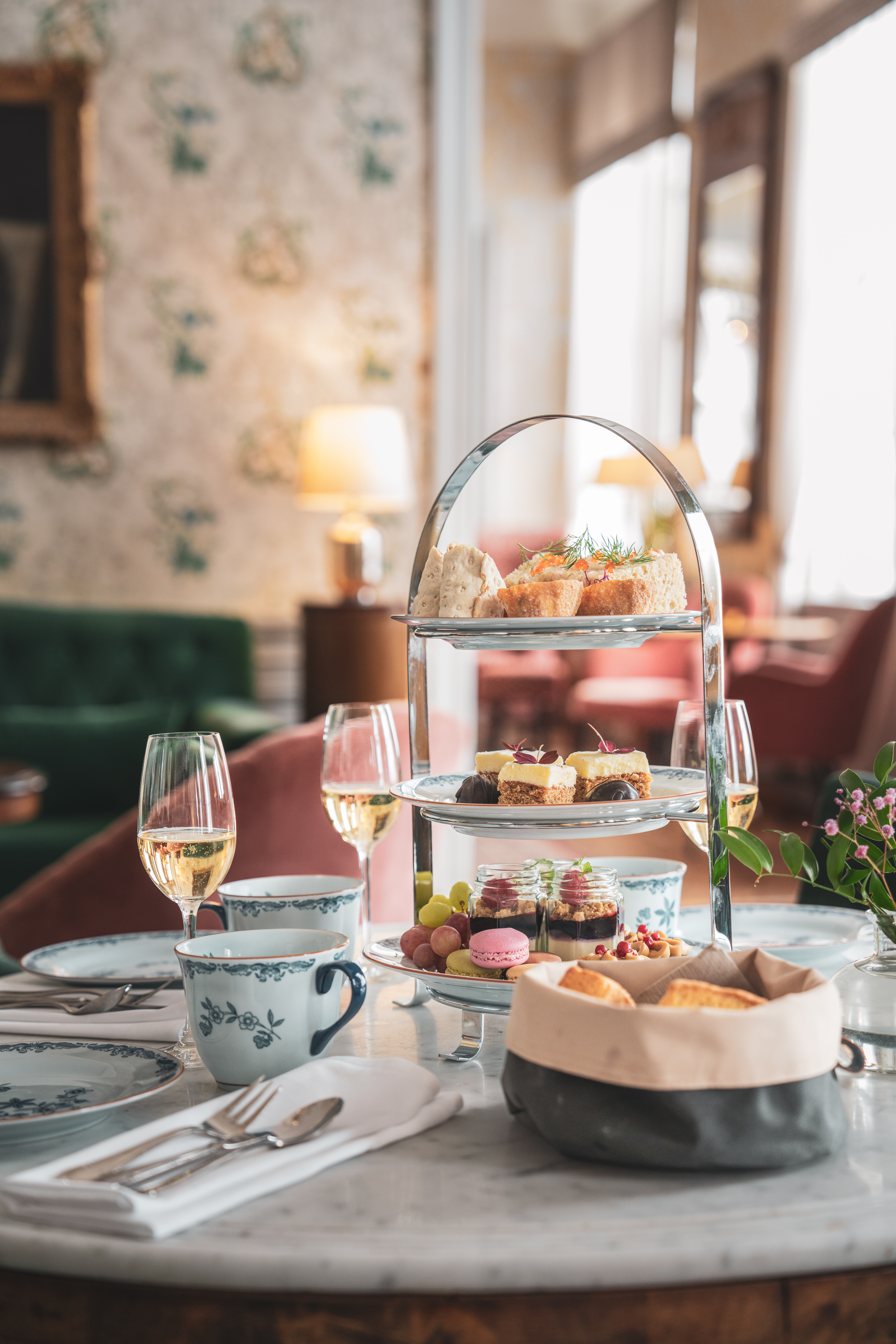 Afternoon tea på herrgården, kakfat med olika sorters fika och vackra tekoppar