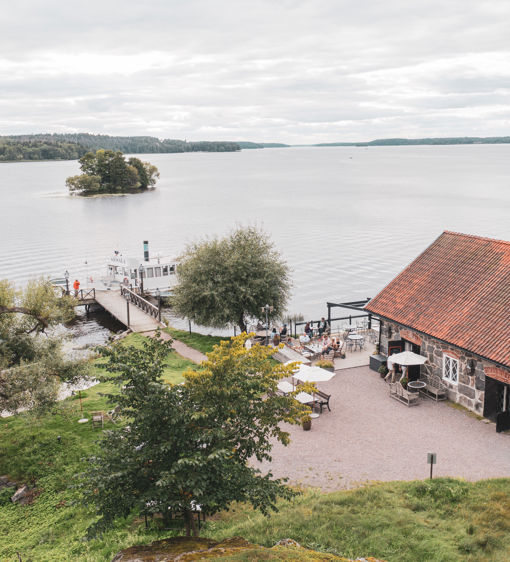 Café beläget vid Mälaren med tillhörande brygga