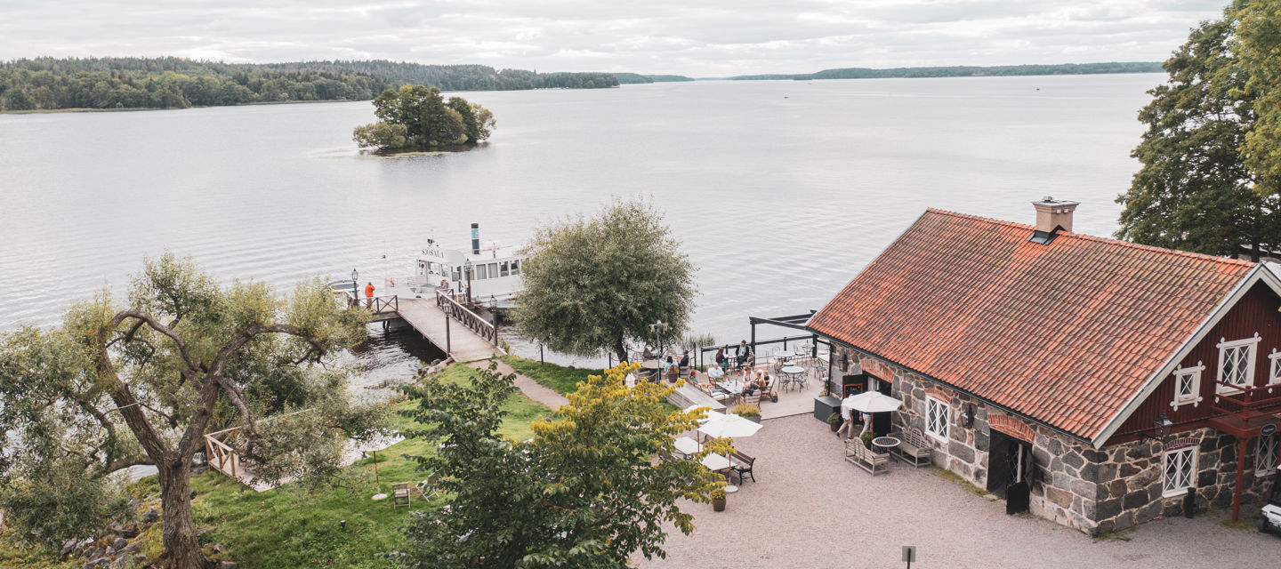 Café beläget vid Mälaren med tillhörande brygga
