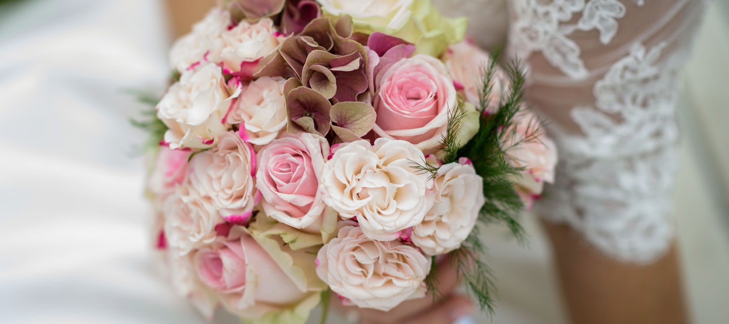 Bröllopsbukett i rosa toner
