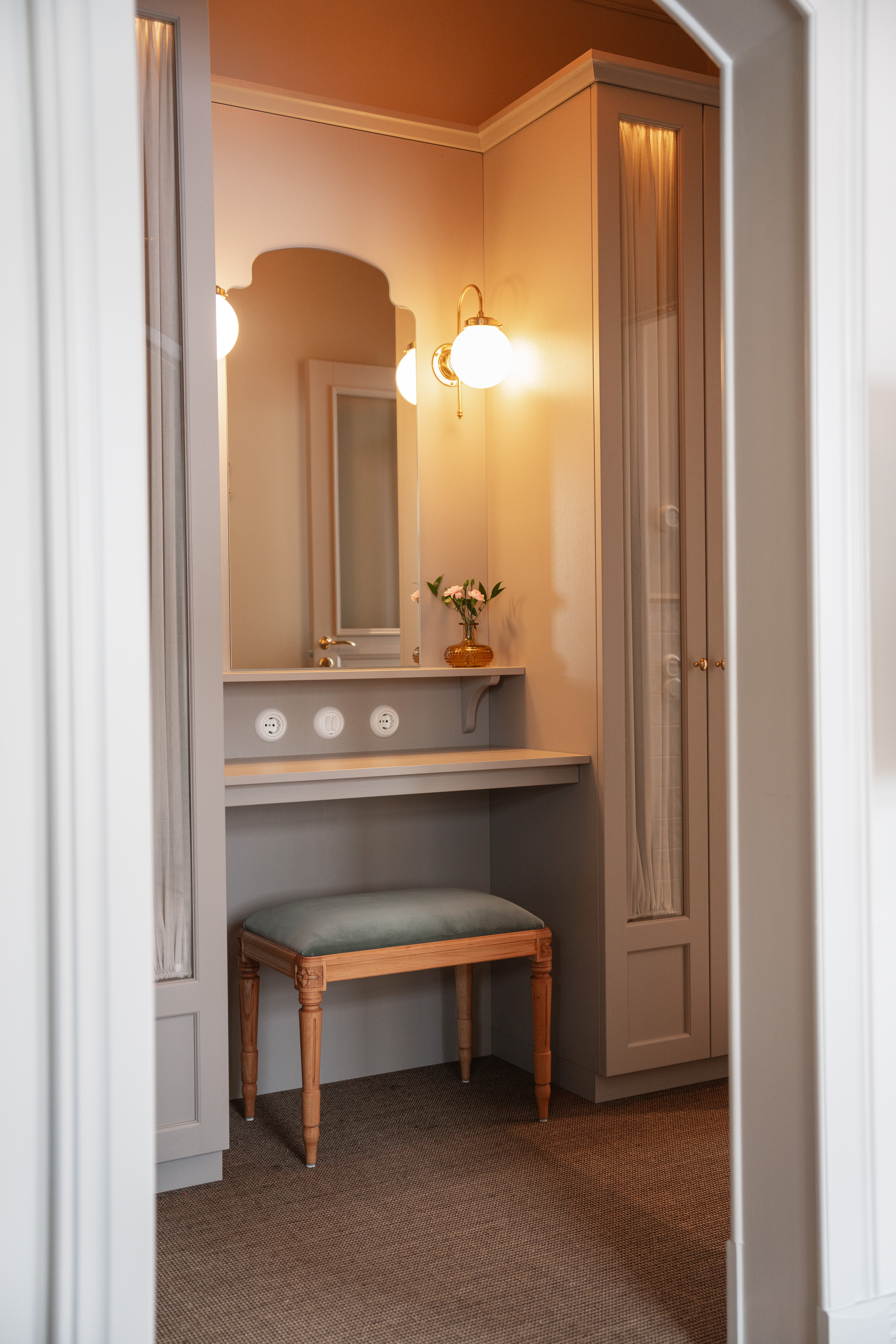 Sminkbord och vackra snickerier i hotellrummet