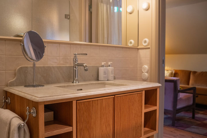 Badrum med stor spegel på hotell