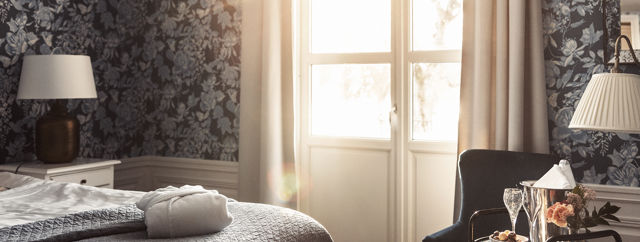 Vackert hotellrum med fint ljusinsläpp