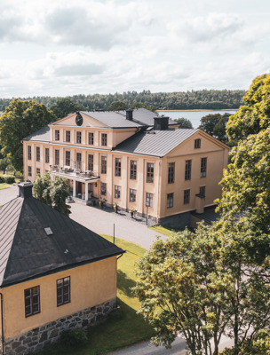 Herrgården i grönskande omgivningar på sommaren