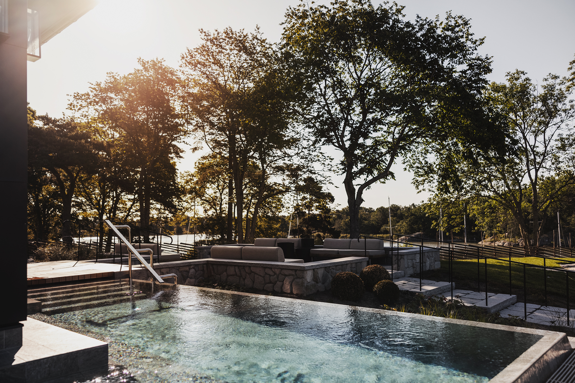 Utomhuspool med utsikt över Hemviken