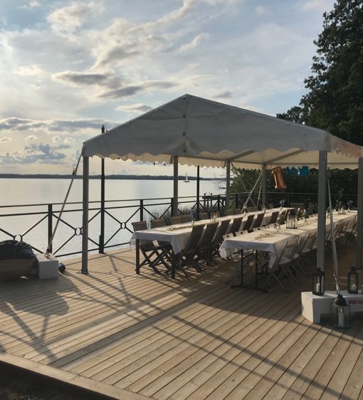 Partytält på terrassen vid vattnet