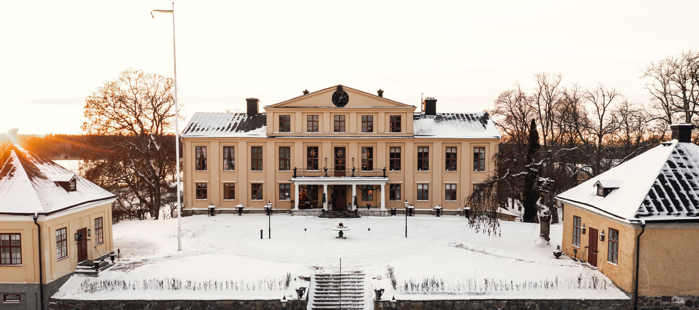 Herrgårdsbyggnaden i vinterskrud med snö
