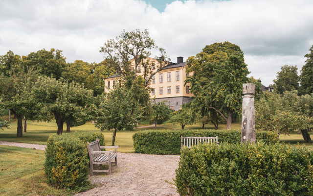 Herrgårdens trädgård med grönskande omgivningar