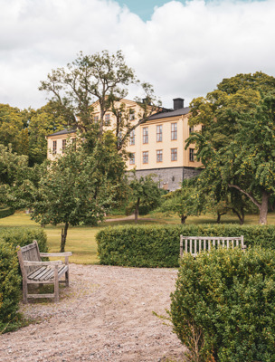 Herrgårdens trädgård med grönskande omgivningar