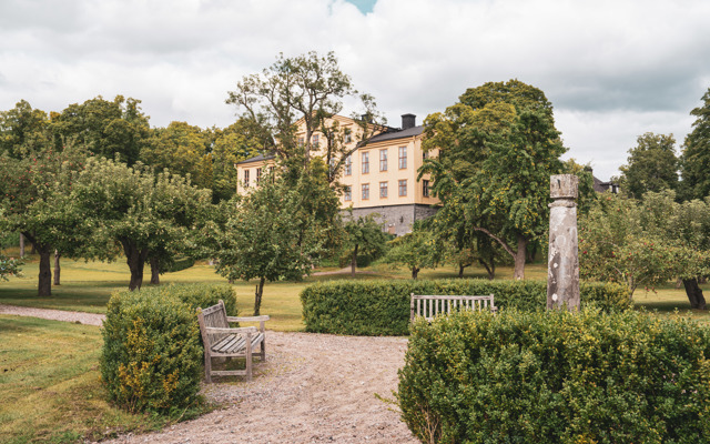 Herrgårdens trädgård med grönskande omgivningar