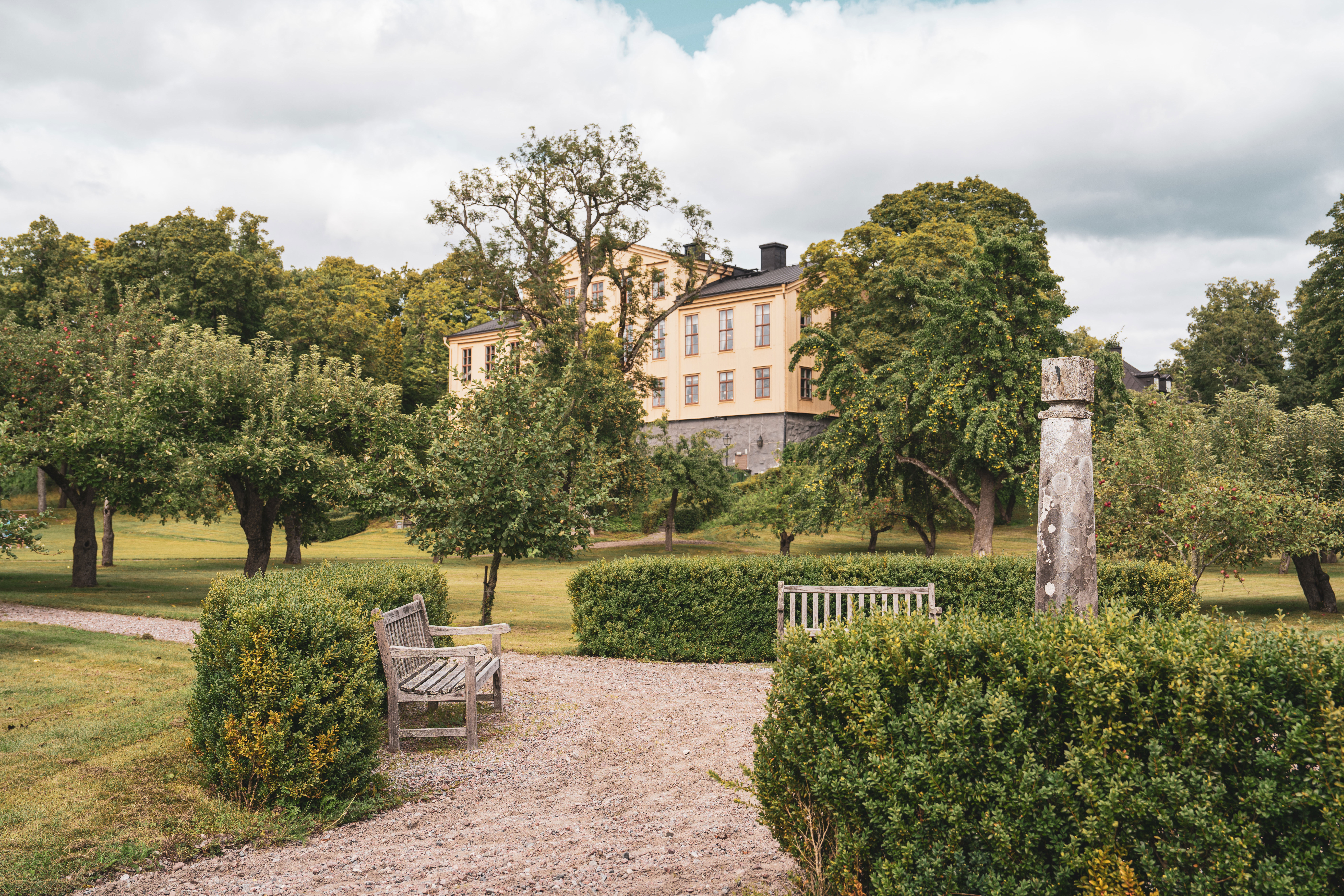 Herrgårdens trädgård med grönskande omgivningar