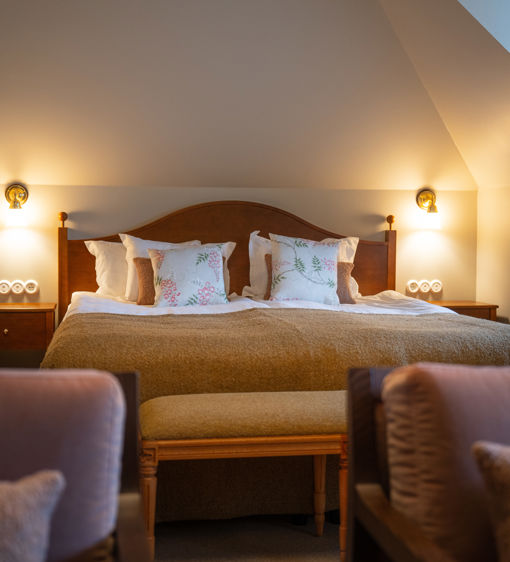 Rymlig hotellsäng