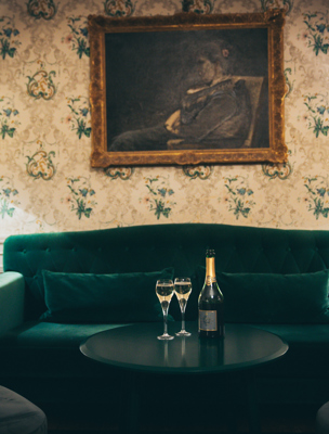 Champagneglas i herrgårdens salonger