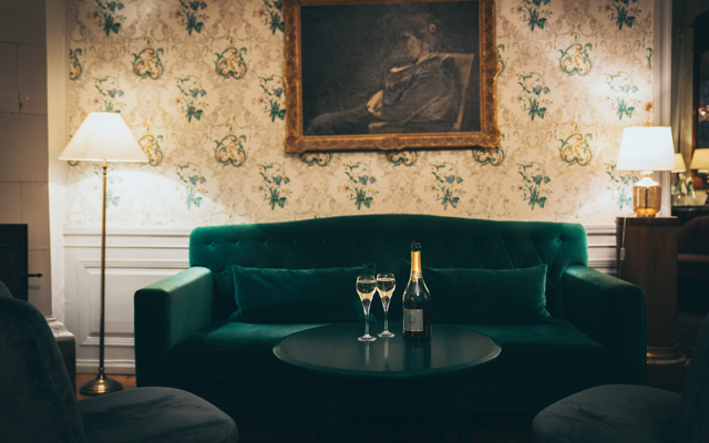 Champagneglas i herrgårdens salonger