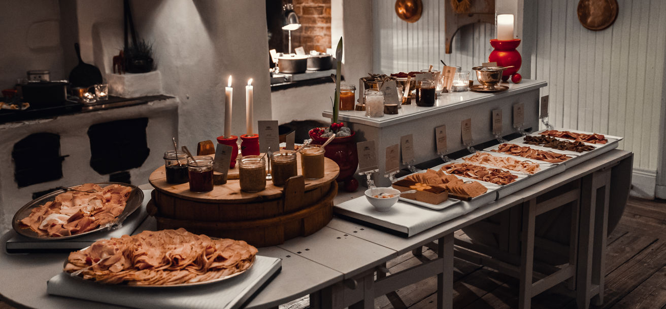 Julbord med julens favoriter, både kalla och varma rätter