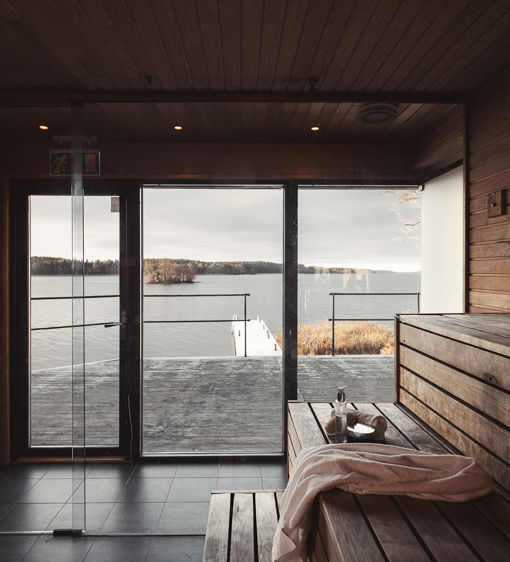 Vedeldad bastu intill Mälaren